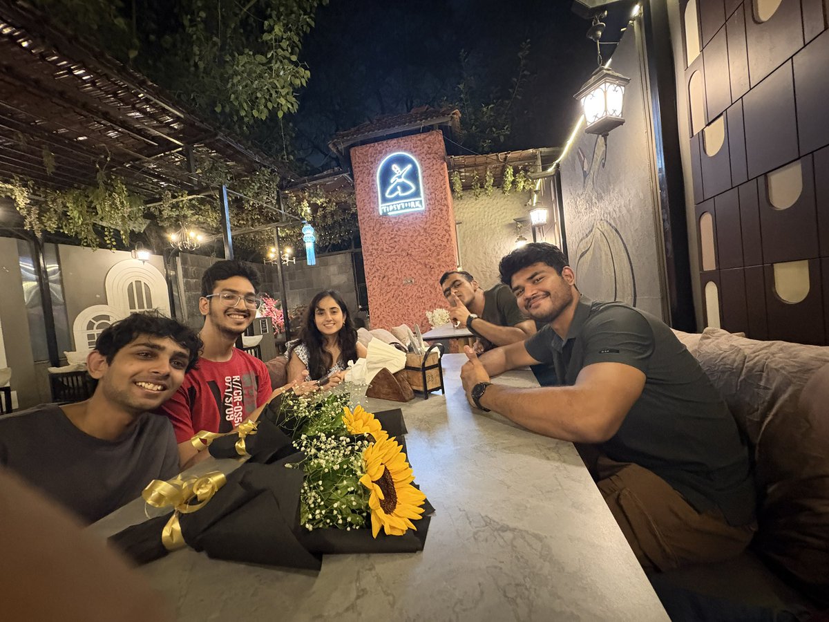 ChinmayKak's tweet image. Juniors got us cake and flowers🥹🥰