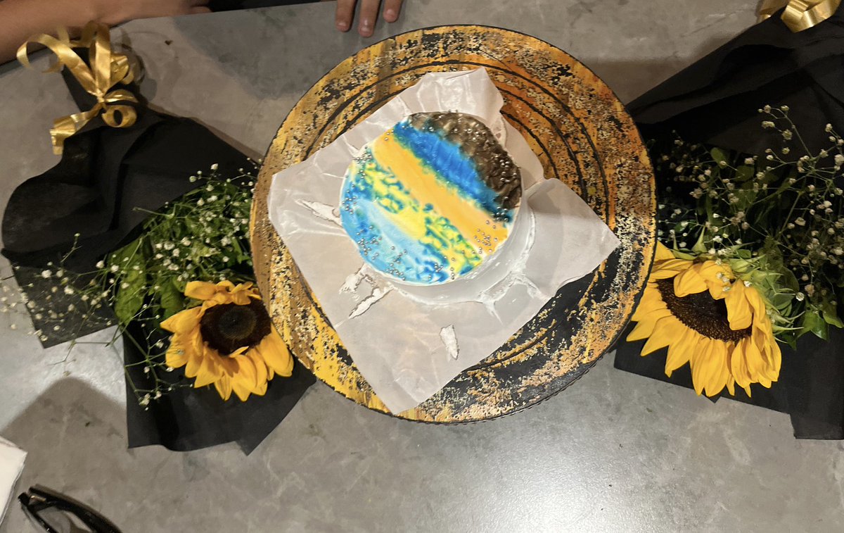 ChinmayKak's tweet image. Juniors got us cake and flowers🥹🥰