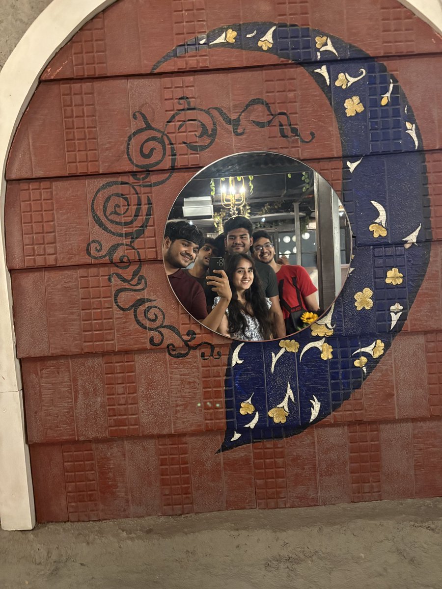 ChinmayKak's tweet image. Juniors got us cake and flowers🥹🥰