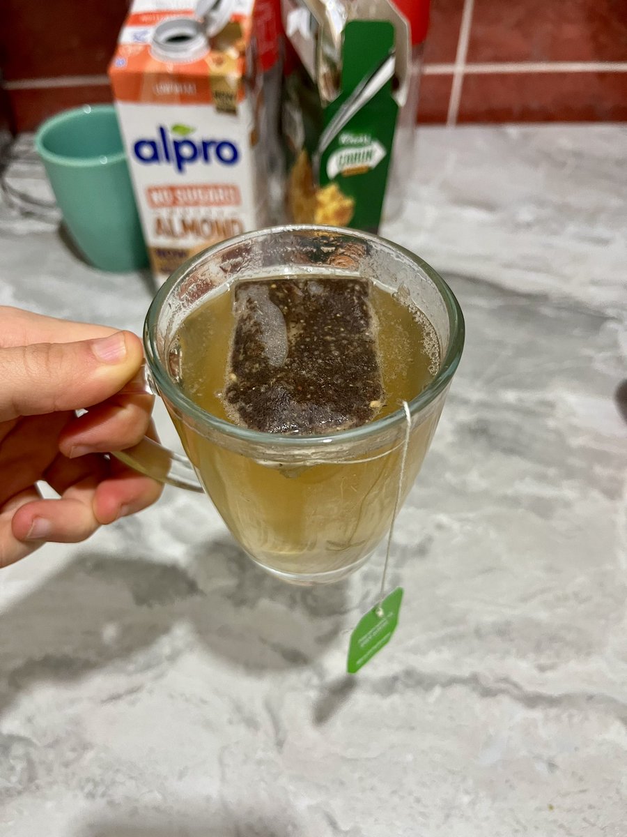 tarçınlı karamel&amp;vanilya çayı
kokusu çoook güzel ve huzurlu hissettiriyor tam bu ayların çayı. tadında tarçın çok baskın,karamel daha az ve biraz acımsı karanfili andıran bi tat oluyor o yüzden. tatlı bir çay asla değil,hatta ben 1 tane tatlandırıcı ekledim çok daha güzel oldu