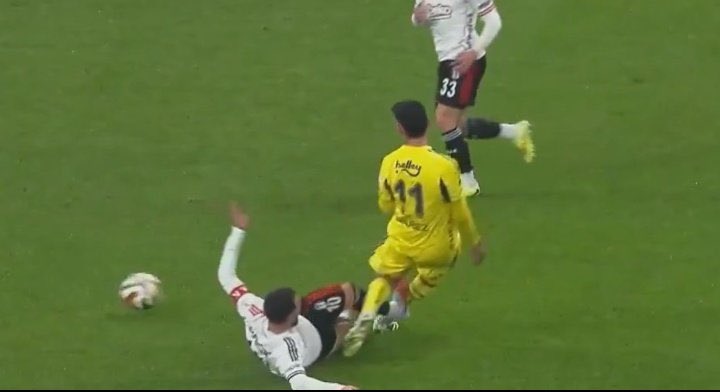 Mete1903__'s tweet photo. Orkun’un pozisyonu net kırmızı eyvallah ama Oosterwolde’nin Rafa Silva’ya yaptığı harekete kart çıkmaması skandaldır!  #BJKvFB https://t.co/vHntVb8iYm