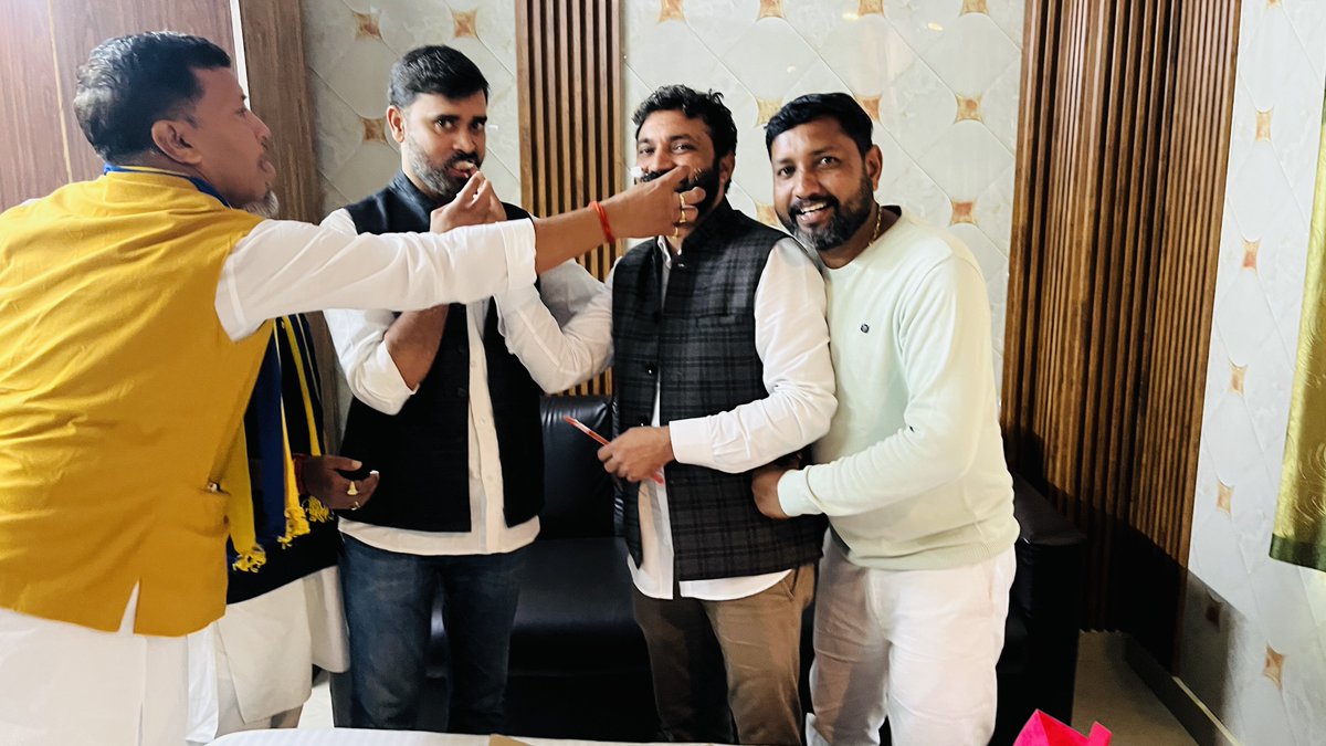 रात बिना थके, अपनी सेहत की परवाह किए बिना, पूरी निष्ठा और कर्मठता से काम करने वाले मेरे प्रिय साथी बांका जिला के जिला अध्यक्ष गोपाल यादव जी को जन्मदिन की हार्दिक शुभकामनाएँ।

आपके समर्पण और सकारात्मक ऊर्जा से हम सभी प्रेरित होते हैं।

ईश्वर आपको लंबी उम्र, उत्तम स्वास्थ्य और