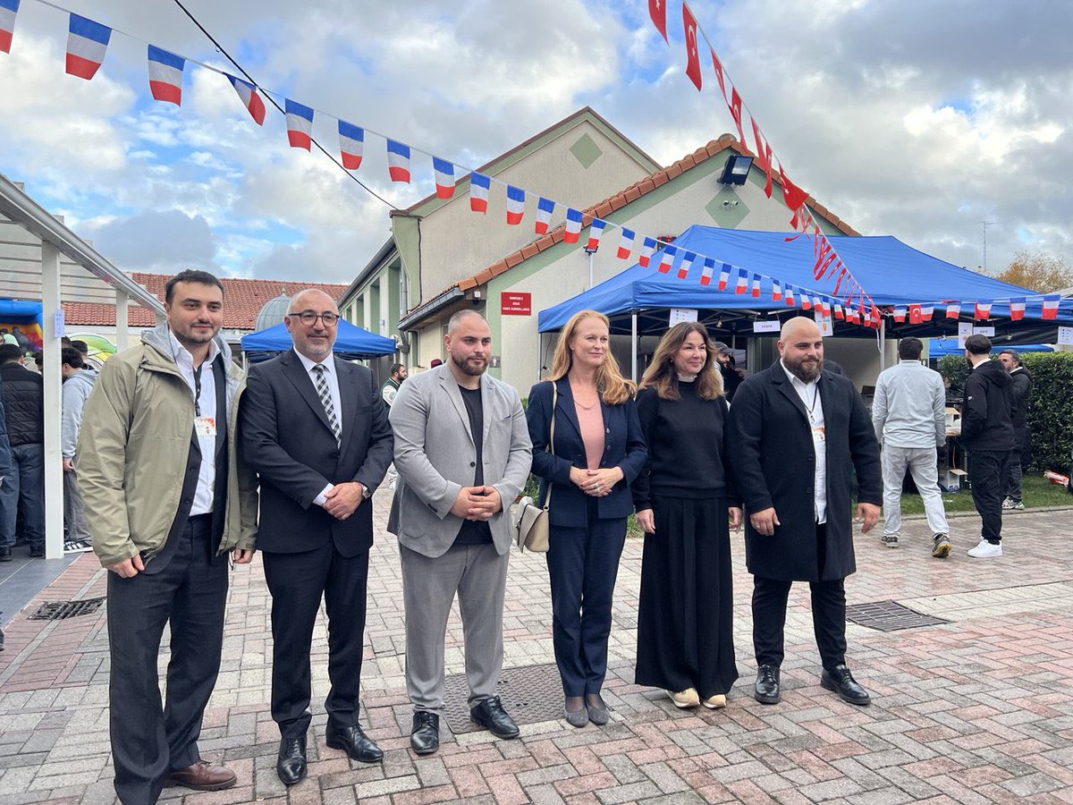 Entre folklore et tradition, un air venu d’ailleurs a soufflé sur #Fives , celui de la #Turquie profonde, des villages d’Anatolie, des gestes transmis, de l’art. de la musique , des traditions culinaires qui racontent plus que bien des discours.
Aux côtés de <a href="/VSpillebout/">Violette Spillebout</a> j’ai