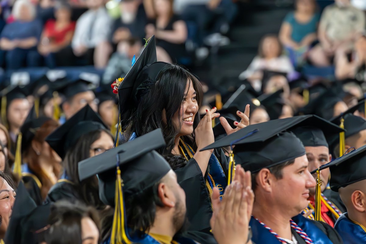 Want your teen to have a true college experience close to home? Lemoore College offers a community, leadership opportunities, and vibrant campus life like bigger universities without the pressure. Let them Flex Their Future right here. Learn more: westhillscollege.com/lemoore/blog/p…