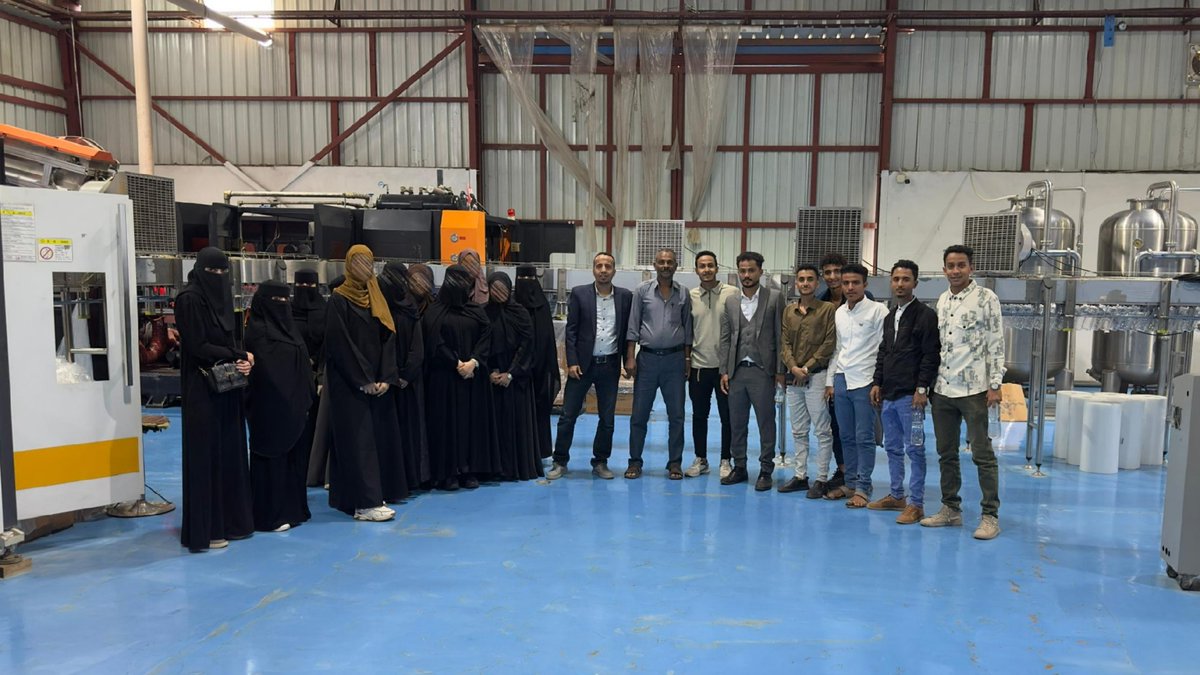 نفذ قسم إدارة الأعمال الدولية بالجامعة نزولاً ميدانياً لطلبة المستوى الثالث والرابع إلى مصنع لوجينا للمياه المعدنية ومصنع الصهيبي للبلاستيك، برفقة الدكتور أمجد سعيد.

وخلال الزيارة، اطّلع الطلبة على خطوط الإنتاج وآليات العمل في المصنعين، وتعرّفوا على الجوانب الإدارية والتسويقية.