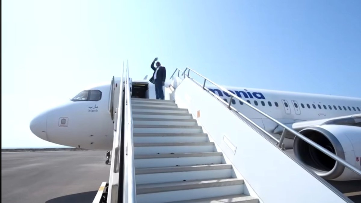 Ahmed_Maher_MA's tweet image. مشاهدة الفريق طارق صالح وهو يغادر المخا عبر الطائرة اليمنية تذكر اليمنيين بالزعيم الشهيد علي عبدالله صالح رحمه الله.
للدولة رجالها الذين يعمرون ويبنون ويصنعون من الصحراء مطارًا دوليًا!
قد يختلف البعض مع القائد طارق وينتقده بحقد، ولكن لا يستطيع أحد طمس ما فعله هذا القائد من تنمية…