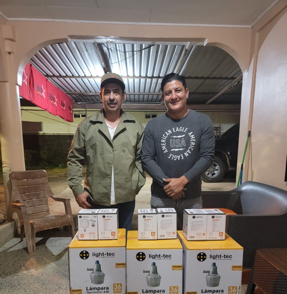 El diputado #RigobertoMiranda, entregó focos LED y lámparas para fortalecer el alumbrado público en la comunidad de San Isidro, Santa Cruz de Yojoa, Cortés, una acción que brinda seguridad y bienestar a las familias del sector.