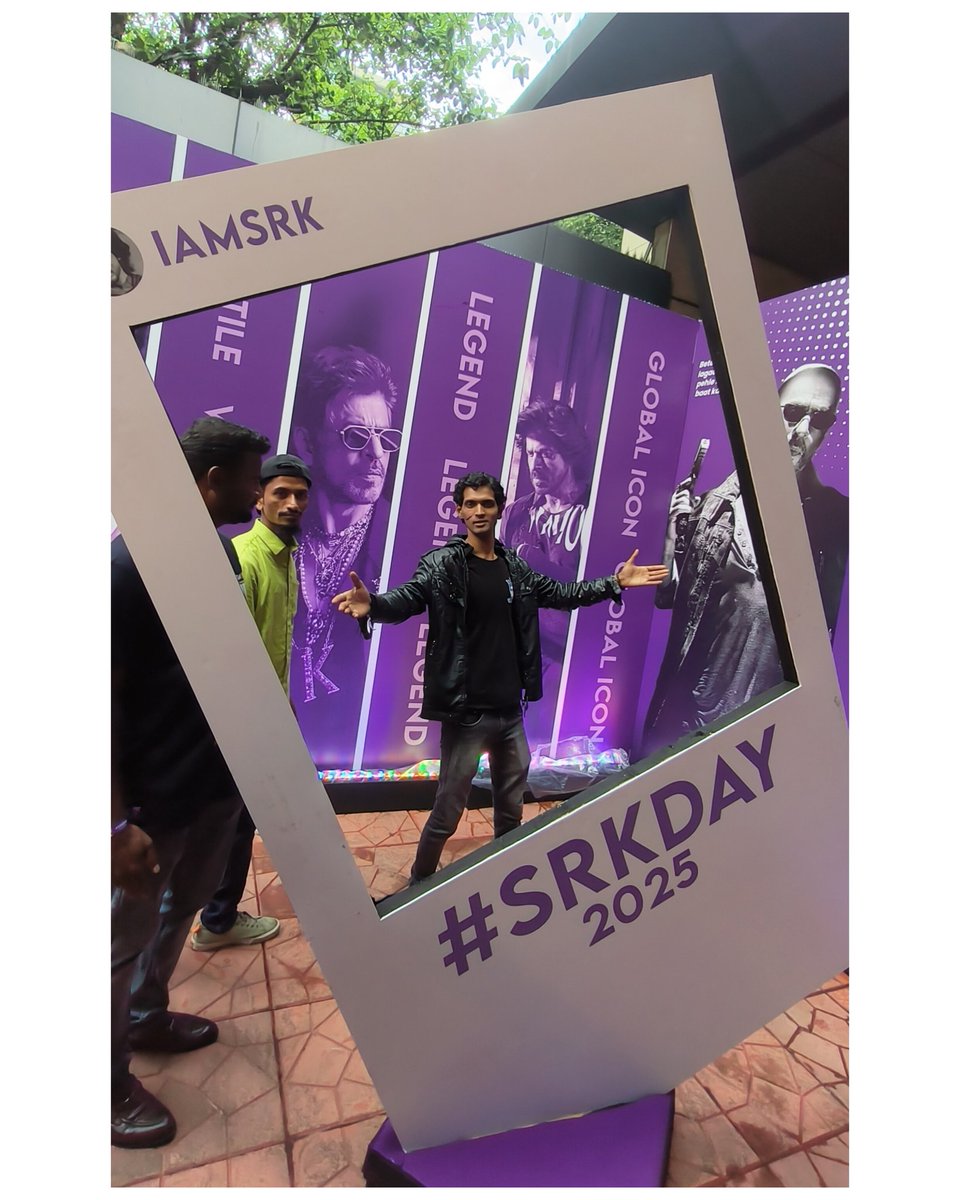 iamrazak555's tweet photo. Happy Birthday to the man who turned dreams into destiny and love into legacy ❤️✨
The man who taught us to smile at struggles and stand like a King even in storms 👑
Happy Birthday, Badshah @iamsrk ❤️👑✨
#BiggestSRKian #srkday2025 #srkday #ShahRukhKhan𓀠 #teamsrkkarnataka https://t.co/WC4uIl6YWr