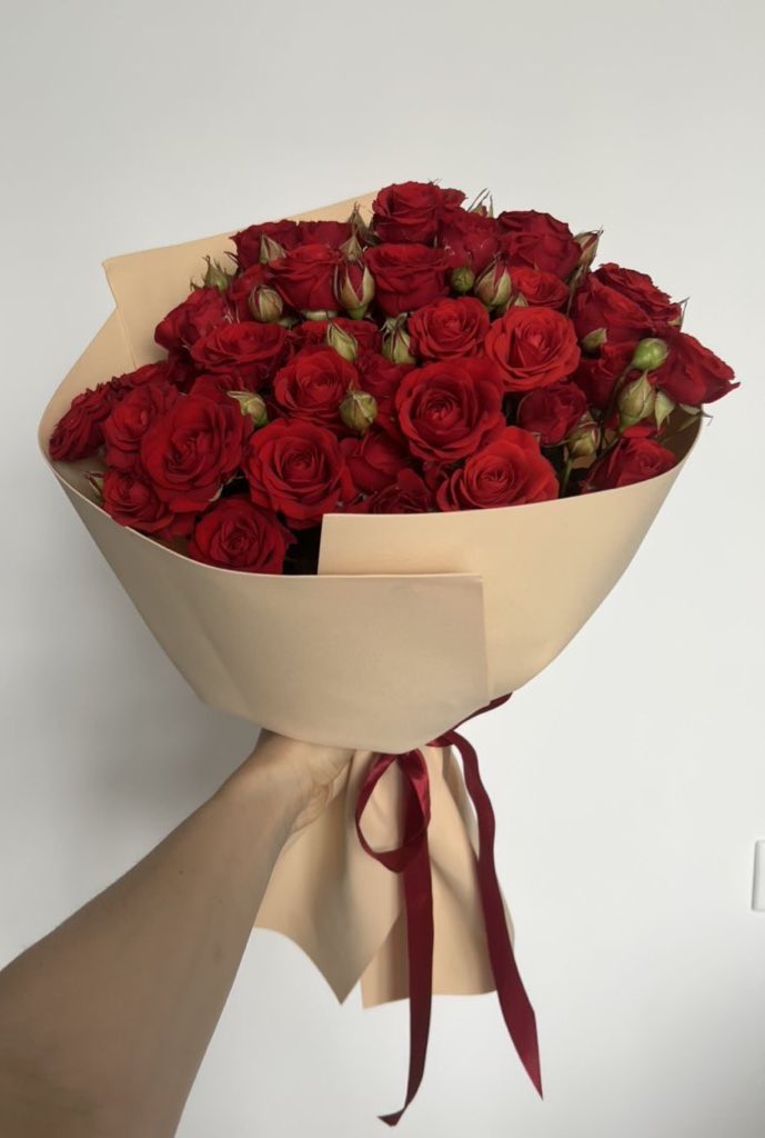 i3Moment's tweet image. Red roses bouquet