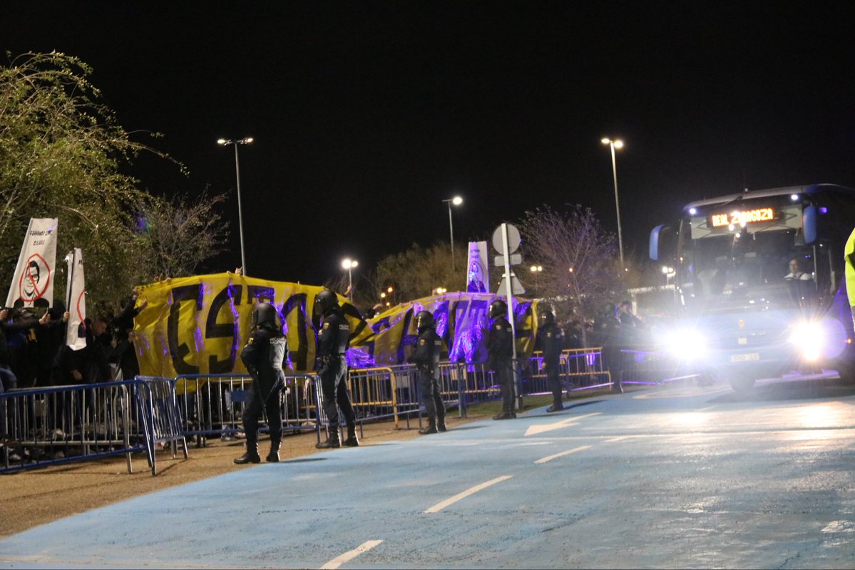 La afición del #RealZaragoza recibe a los autobuses de los dos equipos con una pancarta de “Estamos hartos” y cánticos en contra de la directiva.