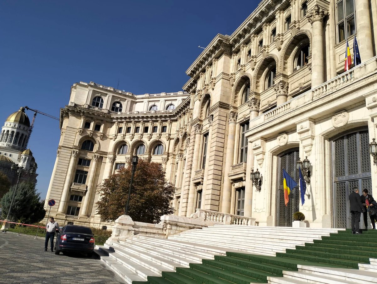 Travel_2Romania's tweet photo. Palatul Parlamentului din #București https://t.co/ZxEQLjida1