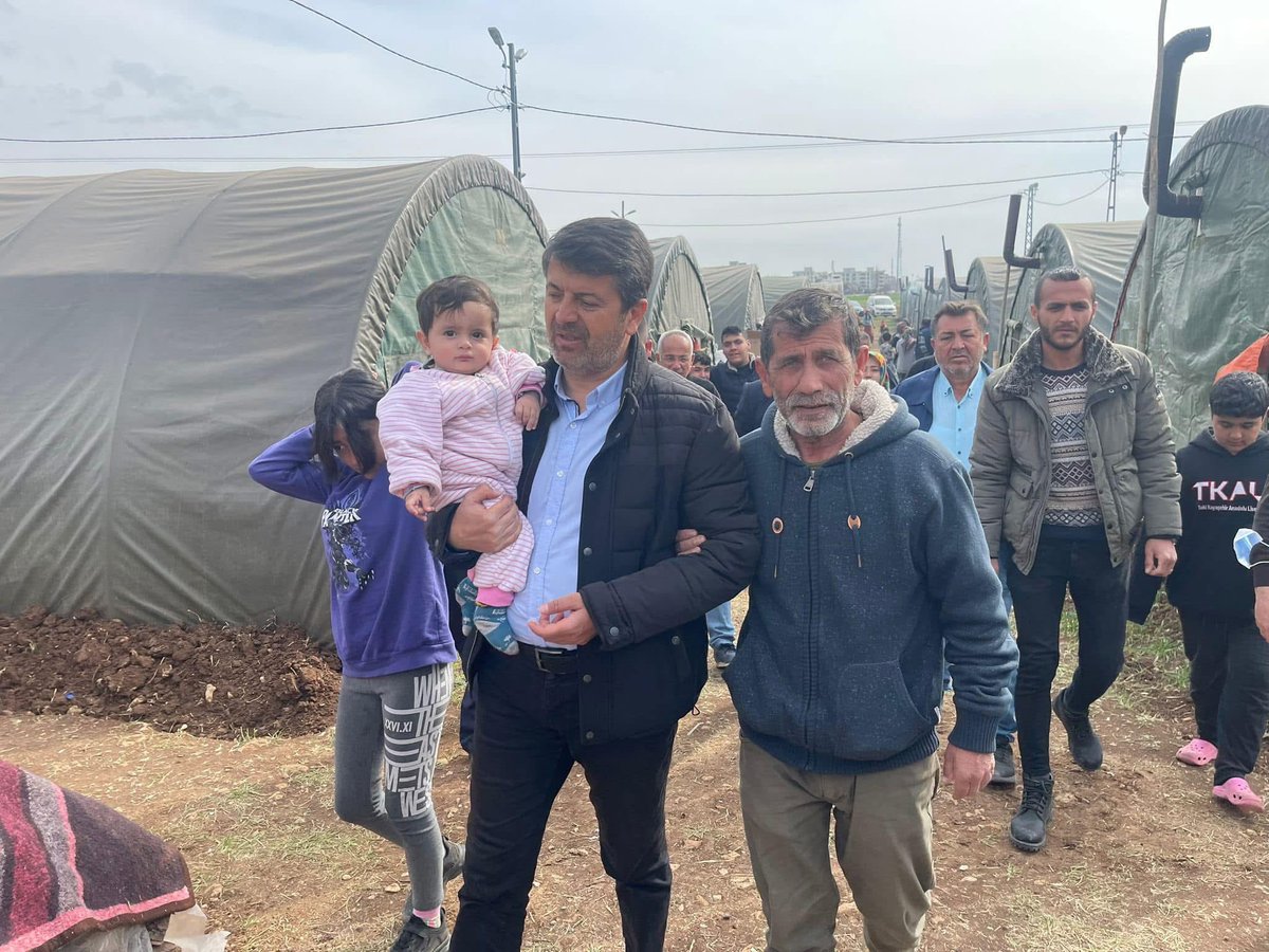 Bugün, 6 Şubat depremlerinin 1️⃣0️⃣0️⃣0️⃣’inci gününü geride bıraktık… 

1000 gün önce sevdiklerimizi, komşularımızı, dostlarımızı kaybettik; şehirlerimiz yıkıldı, hayatlarımız altüst oldu. Ama aynı zamanda dayanışmanın, umudun ve yeniden ayağa kalkma iradesinin de en güçlü