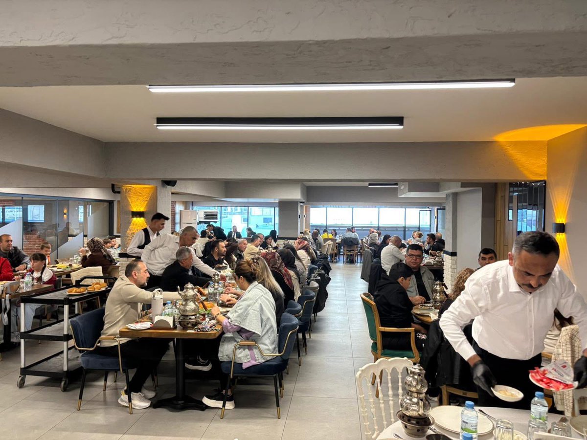 Sahadayız…
Her hanede bir tebessüm, her gönülde bir iz bırakmak için.
Birlikte, omuz omuza;
aynı inançla,aynı sevdayla yürümeye devam ediyoruz.
<a href="/sadirdurmaz/">Sadir Durmaz 🇹🇷</a> <a href="/YildizFeti/">Feti Yıldız</a> <a href="/E_SemihYalcin/">E. Semih Yalçın</a>