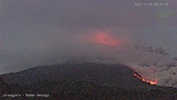 Awan panas guguran G Merapi  03/11/2025 
- Pukul 00:31 WIB,estimasi jarak luncur 1500 m dengan Amplitudo maxksimal 73 mm dan durasi 146 detik ke arah baratdaya;
- Pukul 00:37 WIB, estimasi jarak luncur 1200 m dengan amplitudo maksimal 68 mm dan durasi 106 detik arah baratdaya.