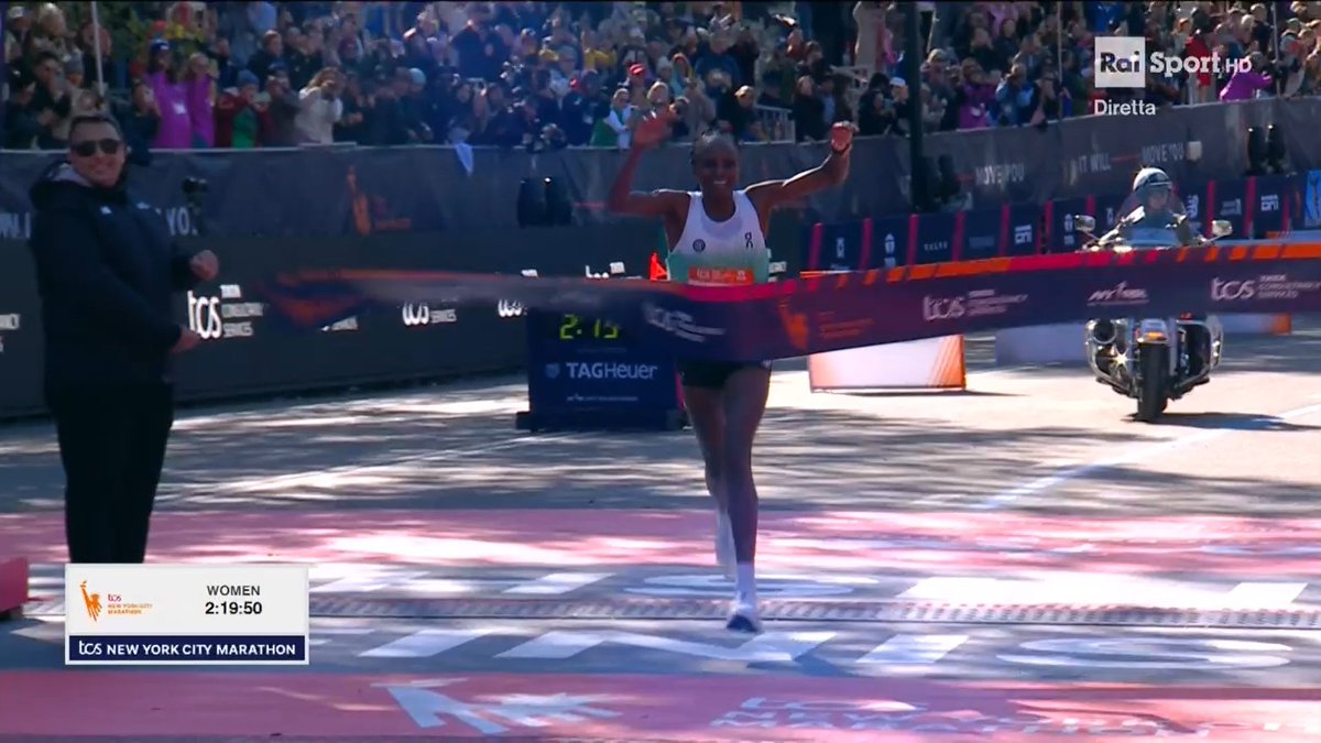 Last 2.2K by <a href="/jacobkiplimo2/">jacob kiplimo</a> when winning the #ChicagoMarathon 7:13. 
Last 2.2K (on the Central Park hills) by Hellen Obiri when winning the <a href="/nycmarathon/">TCS New York City Marathon</a> 6:53.