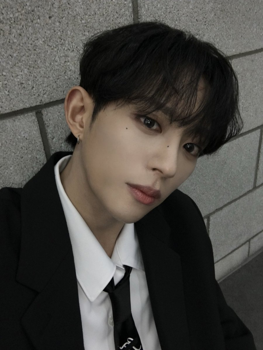 _patosaurus's tweet photo. Eyes that say "come here and lay with me in my bed, next to my Block B Very Good era's poster".
And then people say "romanticism is dead".
#bbselcaday #dkb @DKB_BRAVE #d1 #dongil https://t.co/tDbDEGiSSp