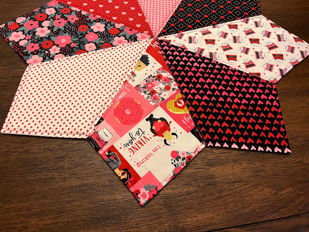 angelhw1956's tweet image. Quilted Valentines Table Topper tuppu.net/59e34b33 #TeaTimeQuiltsnMore #Etsy #TableTopper