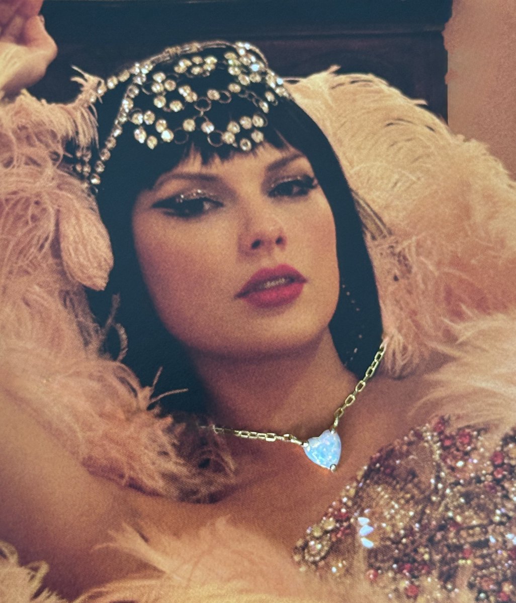 WhiTaysVersion's tweet photo. ✨but now the sky is opalite✨

I am so obsessed with my new necklace!!! (I think taylor likes it too) 🤭 https://t.co/AYroNpnYA1