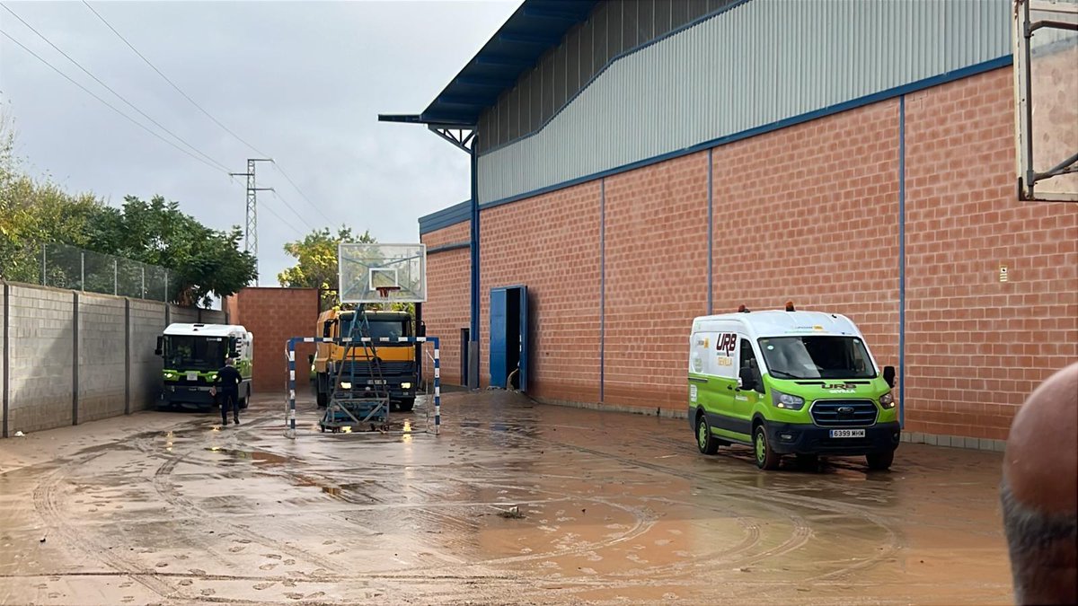 Perdona los colegios si lo están limpiando con maquinaria de <a href="/LipasamSevilla/">Lipasam</a> 
Otra cosa que los colegios sean públicos (safa en valdezorras) 👇