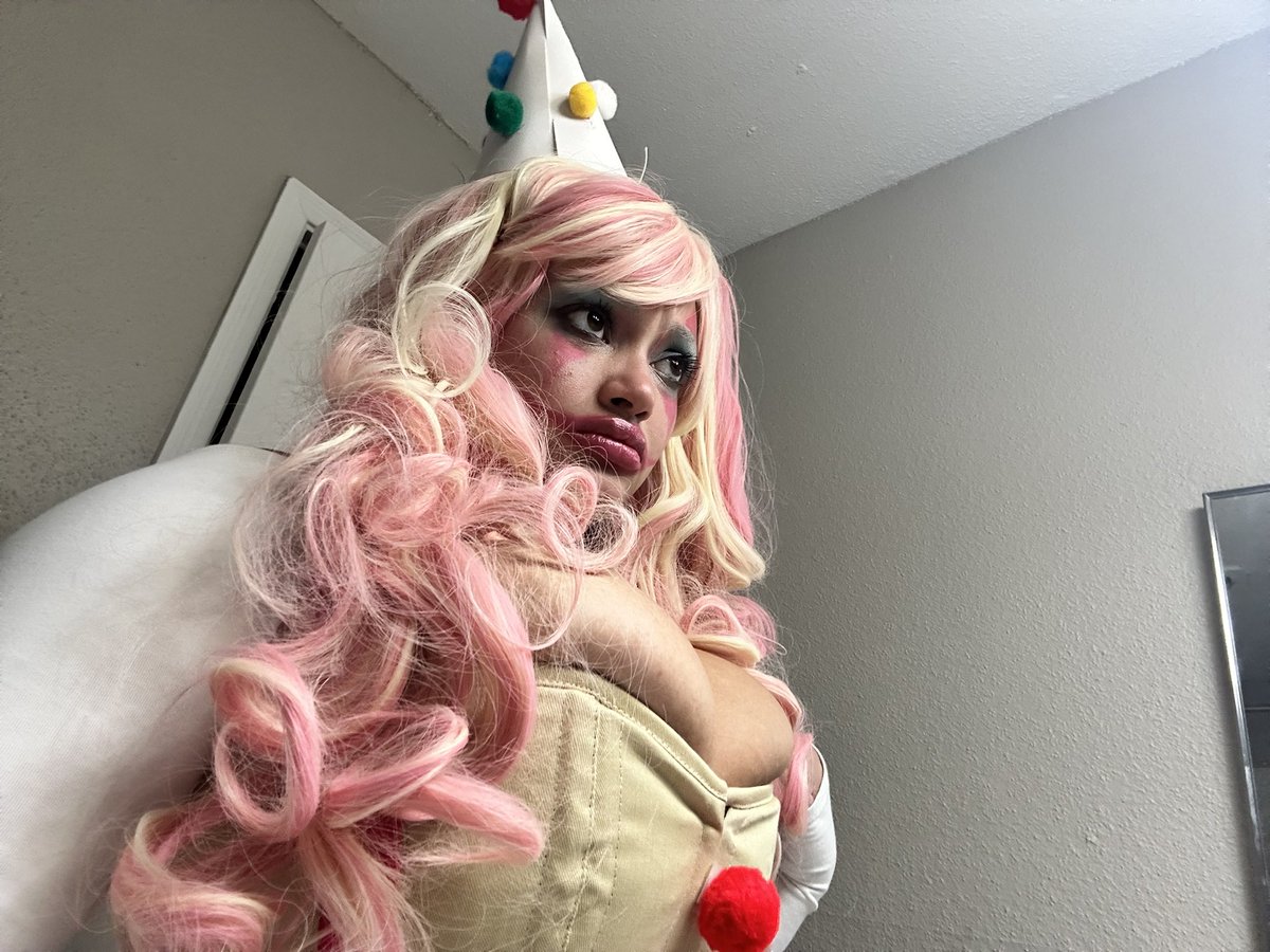 cyberbbymad's tweet photo. silly hat, sillier girl 🤡 🥳 https://t.co/G2M9aRgT4x