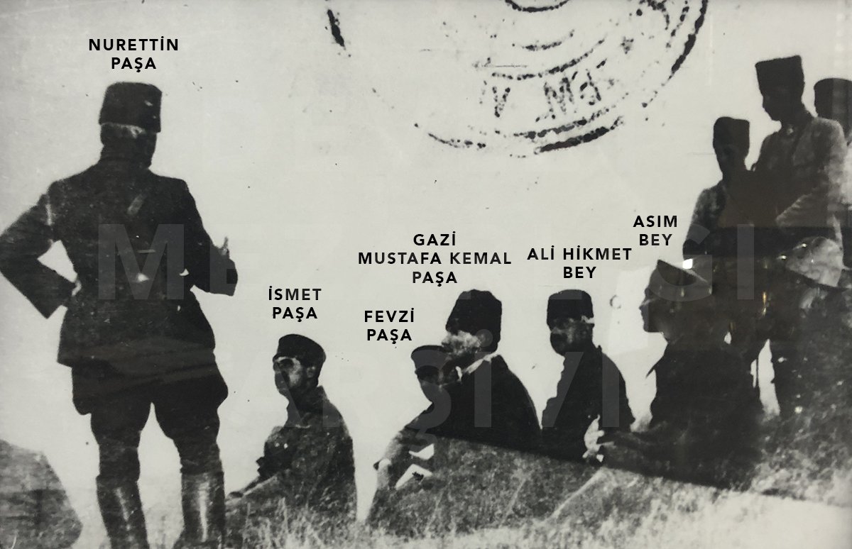 Devlet Mezarlığı Müzesi daimi sergisinde Büyük Taarruz'a ait çok nadir bir fotoğraf.

27 Ağustos günü 2'nci Kolordu'nun da taarruza katılması ile Alb. Ali Hikmet Bey, Kocatepe Birinci Ordu komuta gözlem noktasında harekâtı Başkomutan ve yüksek komuta kademesi ile takip etmekte.