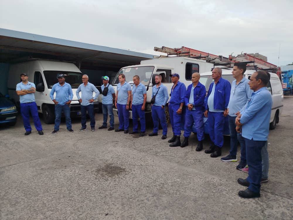 La solidaridad se multiplica: brigadas técnicas de <a href="/ETECSA_Cuba/">ETECSA</a> de varias provincias se suman a la recuperación en el oriente cubano tras el paso de #Melissa 🌀. El compromiso con la comunicación no se detiene. ☎️📱 #EtecsaConCuba #FuerzaCuba 🇨🇺