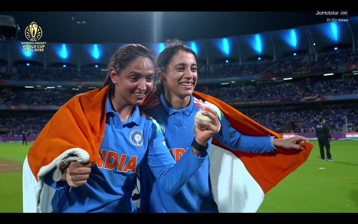 CricCrazyJohns's tweet image. PICTURE OF THE DAY ❤️

- Smriti, Kaur with Indian flag after the World Cup victory.