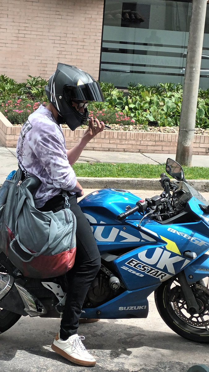 clobde's tweet photo. @PasaenBogota 🚨Atención❗️
❗️URGENTE❗️
Bogotá, Barrio Las Villas, localidad Suba, sujeto en moto merodeando en el sector y tomando fotos.
Pasó domingo 2 de Noviembre, a la 1pm, edificio
ARRAYANES DEL PARQUE, Cra 58A #128B 42-50
No se pudo tomar foto de la placa. https://t.co/rhtLYAFNCF