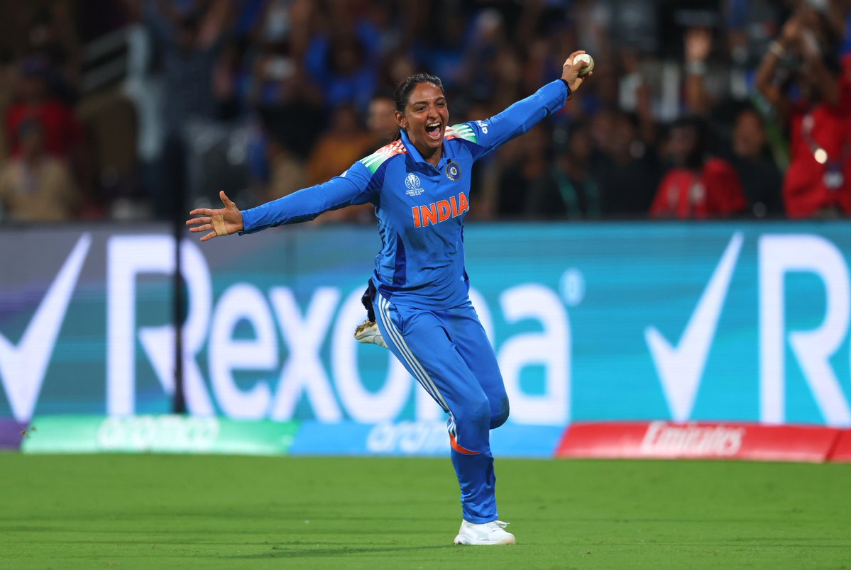 BCCIWomen's tweet image. FRAME IT! 🖼️ 

The moment #TeamIndia won the ICC Women&apos;s Cricket World Cup 2025 🥹

Scorecard  ▶ bit.ly/INDWvSAW-FINAL…

#WomenInBlue | #CWC25 | #Final | #INDvSA | @ImHarmanpreet