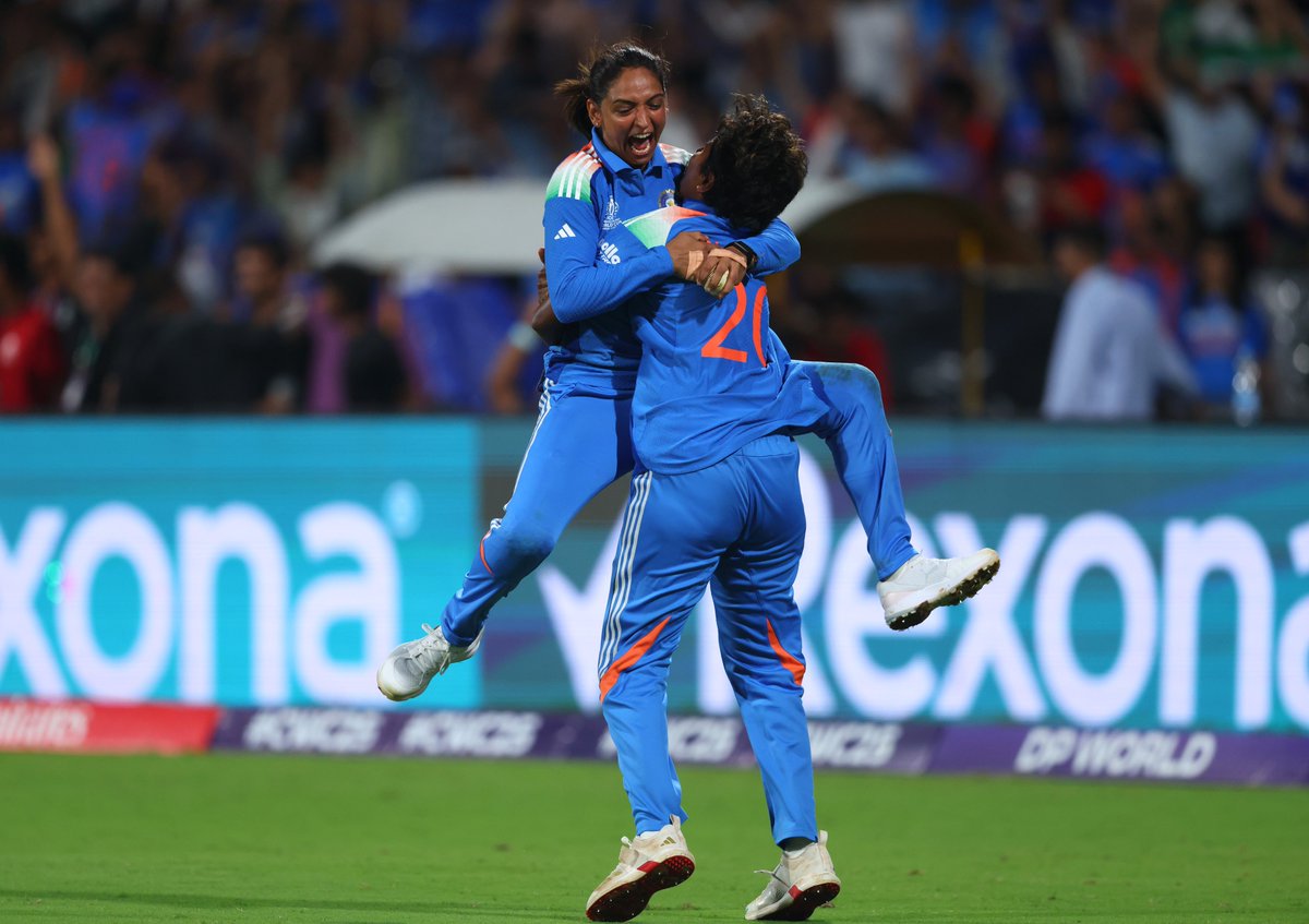 BCCIWomen's tweet image. FRAME IT! 🖼️ 

The moment #TeamIndia won the ICC Women&apos;s Cricket World Cup 2025 🥹

Scorecard  ▶ bit.ly/INDWvSAW-FINAL…

#WomenInBlue | #CWC25 | #Final | #INDvSA | @ImHarmanpreet