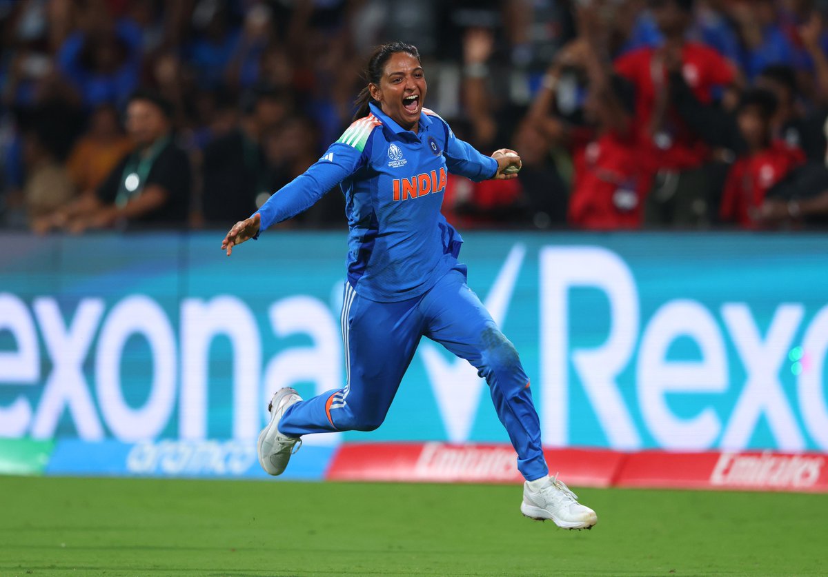 BCCIWomen's tweet image. FRAME IT! 🖼️ 

The moment #TeamIndia won the ICC Women&apos;s Cricket World Cup 2025 🥹

Scorecard  ▶ bit.ly/INDWvSAW-FINAL…

#WomenInBlue | #CWC25 | #Final | #INDvSA | @ImHarmanpreet