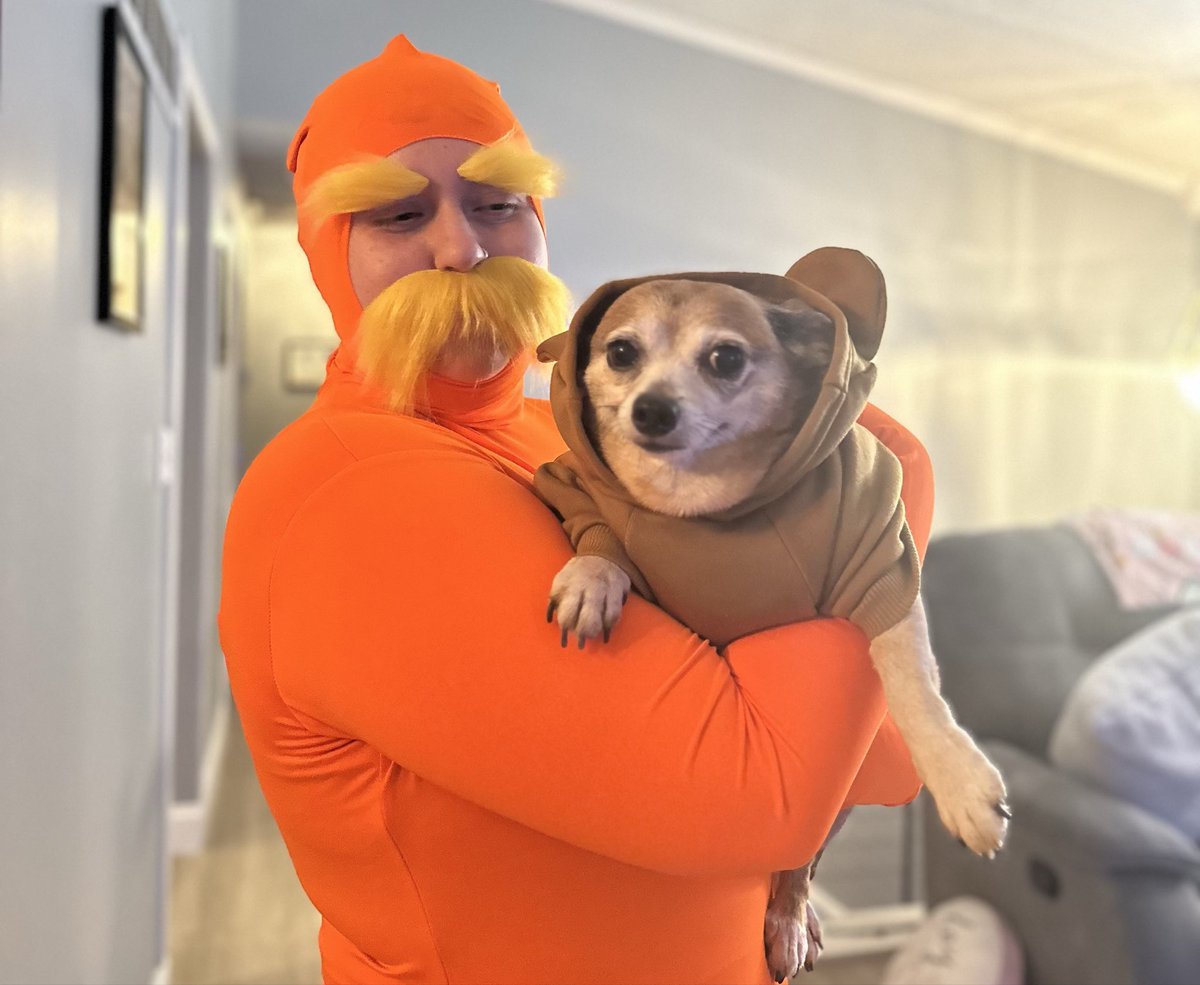 midsummerlass's tweet image. just a lorax &amp;amp; their pipsqueak🌳🐻 i hope everyone had a great Halloween!!