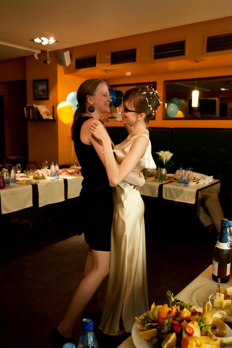 Платье у меня было, когда я выходила замуж первый раз. И стоило оно тыщ шесть рублей, его сшила моя знакомая по моим меркам. На второй фотке я танцую с лучшей подругой, с которой спустя два года поссорюсь из-за бывшего мужа. До конца дружбу восстановить так и не удалось