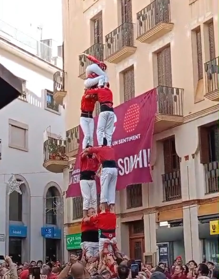 Avui, a la Diada de la Colla a Sitges hem fet:
Pd4cam(c), 4d7 (id), 4d7 (id), 2d6, 3d6p, 4d6, 2 Pd4
Moltíssimes gràcies a <a href="/jovedesitges/">Jove de Sitges</a> i <a href="/borinots/">Castellers de Sants</a> per les pinyes. Magnífiques actuacions!!

Tanquem la temporada amb moltes ganes de tornar-hi 💪💪
🤍🖤❤️
#minyonsdelarboç #fempinya