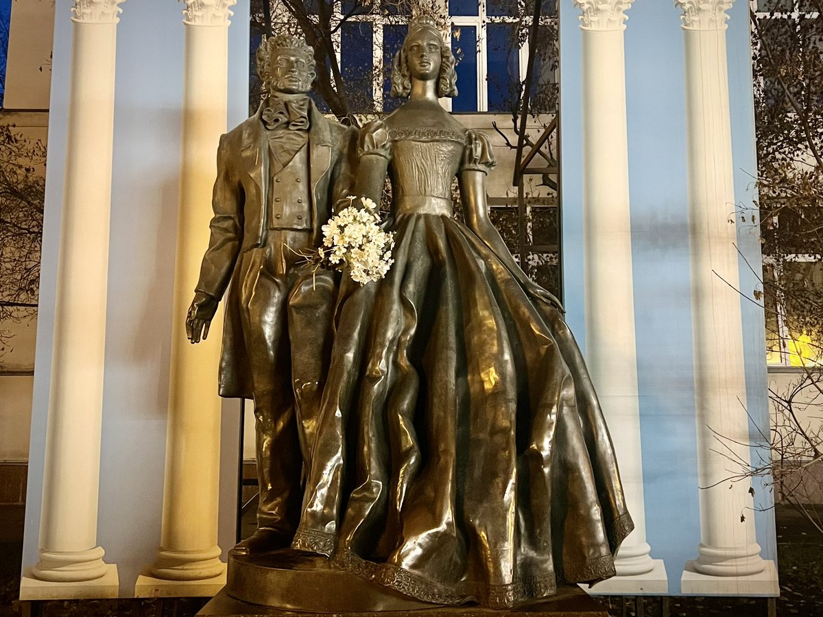 📍 Moskova, Rusya 🇷🇺

Bugünkü pazar yürüyüşüm sırasında Moskova’nın en ünlü caddelerinden biri olan Arbat Caddesi’nden geçtim.

15. yüzyılda soylu ailelerin konaklarının bulunduğu bir yerleşim olan Eski Arbat zamanla sanatçıların, şairlerin ve bohem kültürün kalbine dönüşmüş.