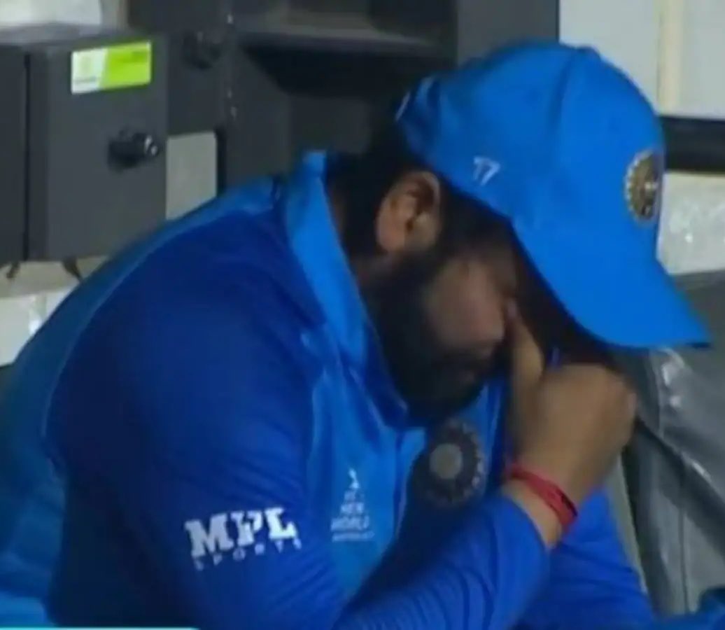 SheetalPronamo's tweet photo. This is real love for CRICKET 

Rohit Sharma’s reaction when we  had lost T20 World Cup 
And today when We won Women’s World Cup his reaction 👇🏽

 #WomensWorldCup2025
#INDWvsSAW https://t.co/Ev7I4wjECP