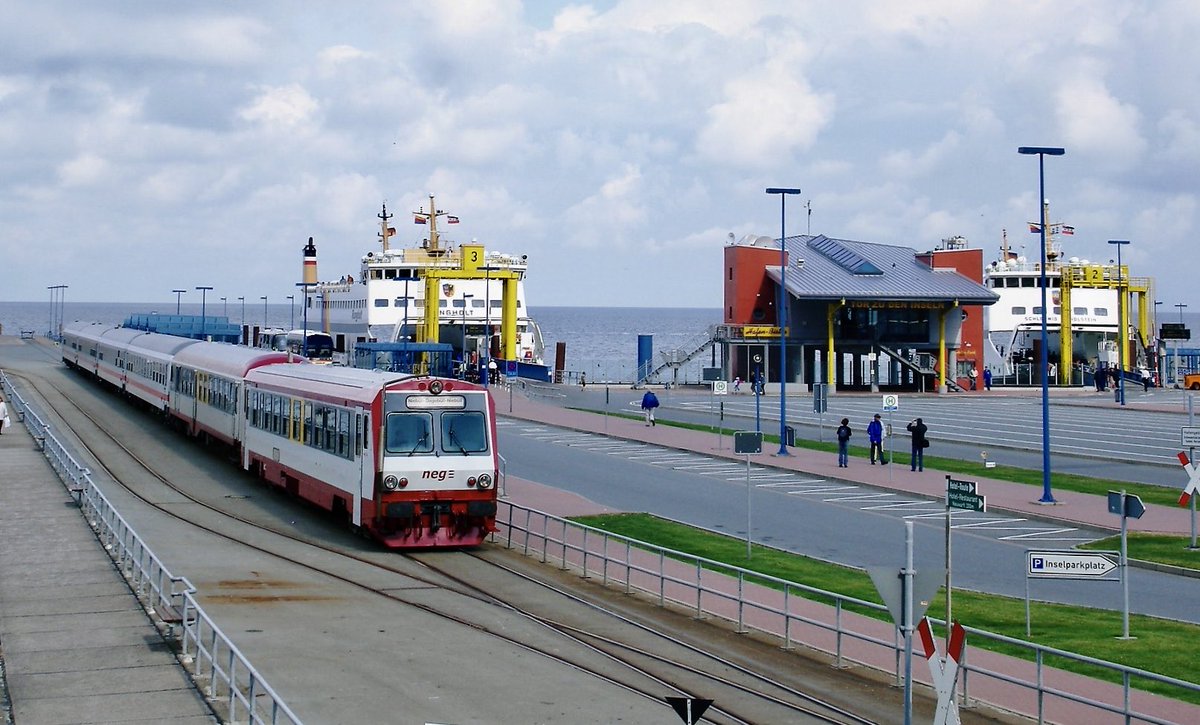 AndreasWiede's tweet image. It seems that today marks the end of #DB 🇩🇪 #InterCity through cars to #Dagebüll Mole. They did split from #Marschbahn services to #Westerland #Sylt at #Niebüll. I digged out this picture taken in June 2007. Back then, an Austrian-built #Jenbach diesel railcar worked the train.