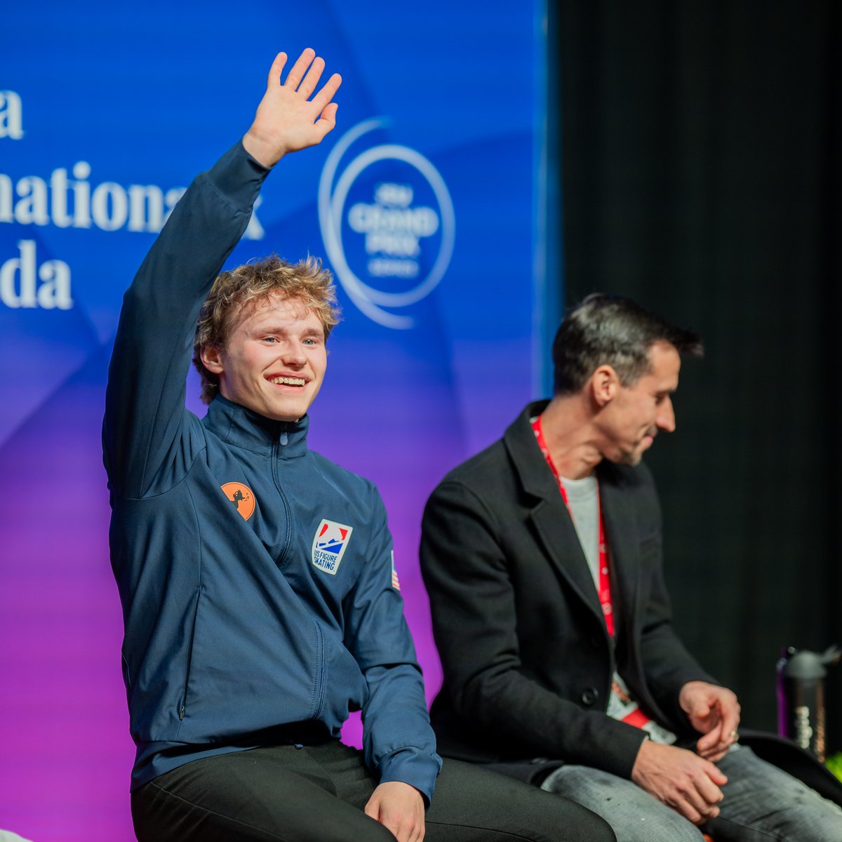 RECORD MONDIAL SUR LA GLACE CANADIENNE! 🌎🏆

Ilia Malinin signe un nouveau record avec 228.97 points, remportant l'OR et son billet vers la finale du Grand Prix!