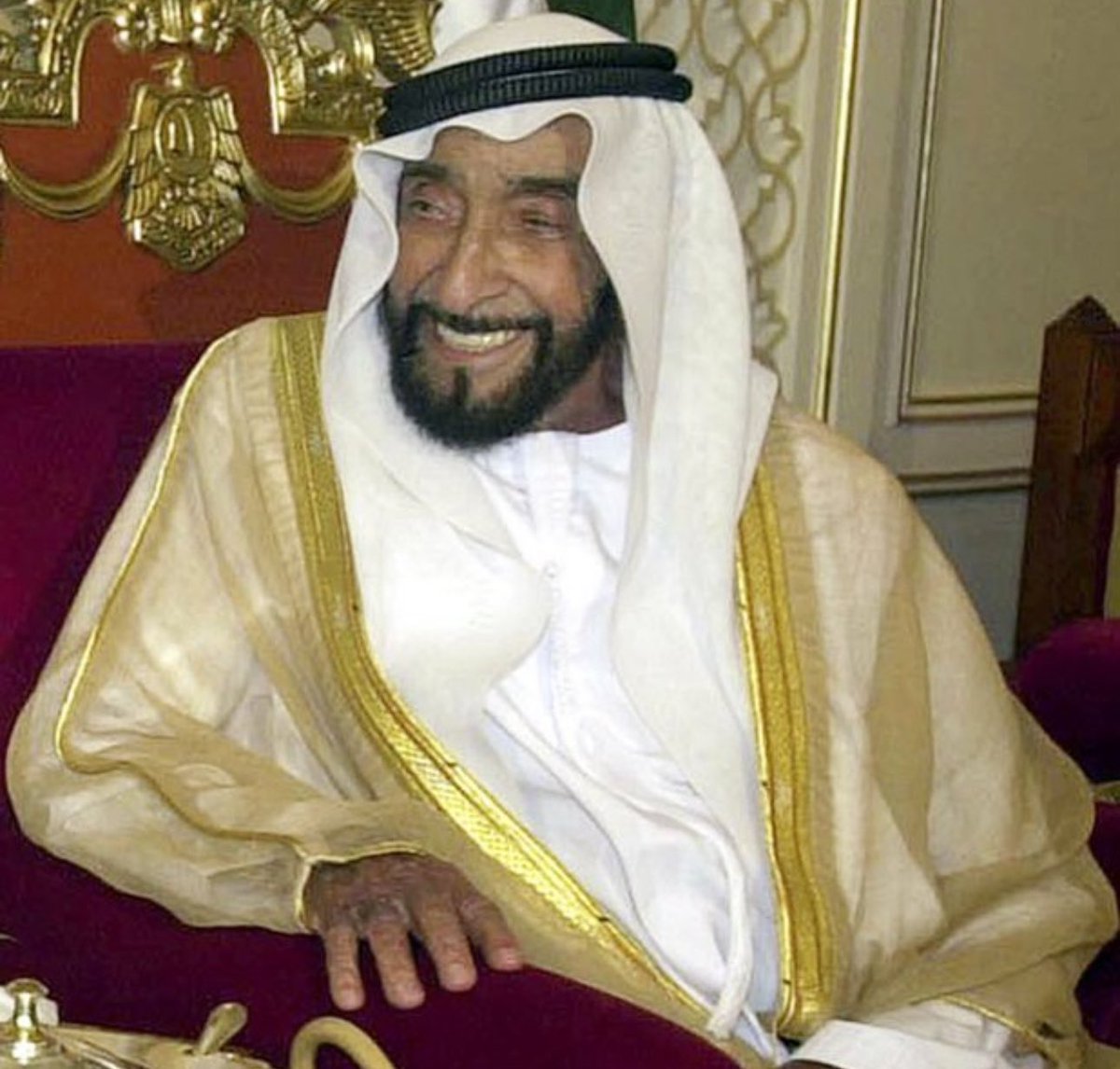 #ذكرى_وفاة_الشيخ_زايد 

بعدك يا زايـد في قلوبنا حي 
مامت يا باني اجمل الاوطان
نذكرك ويذكرك كــل حــي 
فعلك بـقـى ودولتك بـأمان

#سـلـطان_بـالـقـرن_الـجـهـوري ✍🏻