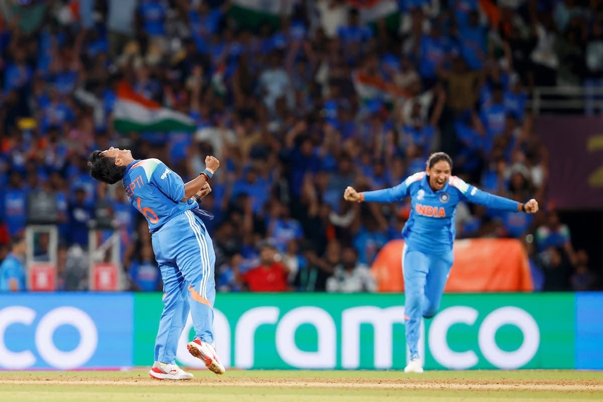 विश्व विजयी भारत की बेटियों को बधाई!

क्रिकेट वर्ल्ड कप जीतने पर भारतीय महिला क्रिकेट टीम को ढेर सारी बधाई व शुभकामनाएँ! 

इस उपलब्धि से सभी भारतीय गौरवान्वित हैं।

#INDWvsSAW