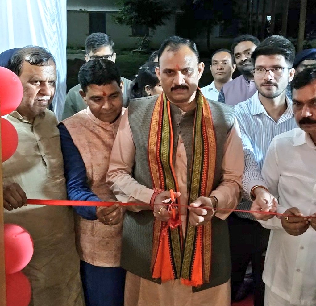 SamparkBB's tweet photo. प्रभारी मंत्री श्री @ShyamBihariBjp एवं राजस्व मंत्री श्री @tankramvermabjp ने जिला वित्त प्रयोगशाला का किया लोकार्पण। 1/2
@DeepakSoni_1
#balodabazar
#financelab https://t.co/sp21pNXul9