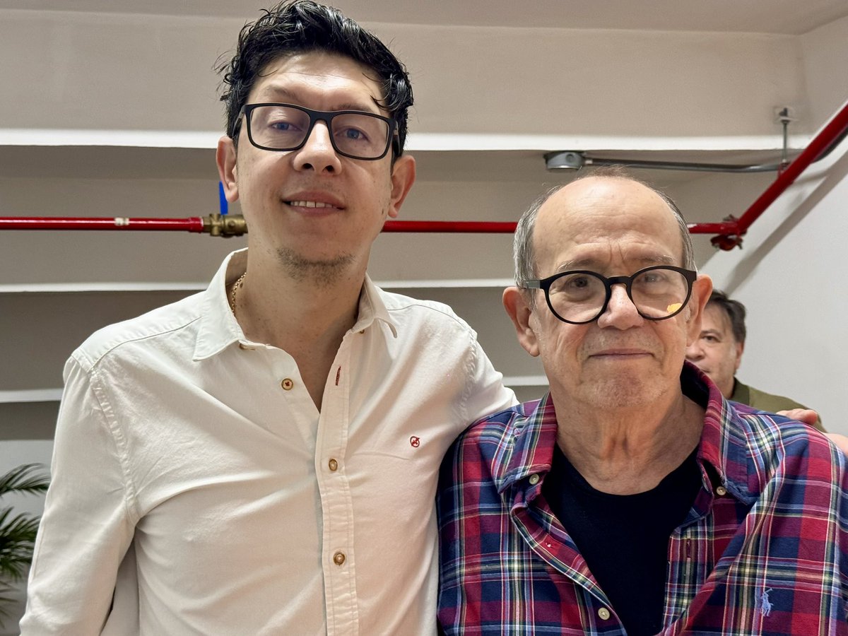 DanielRMed's tweet image. Su obra ha acompañado a generaciones que aprendimos, a través de sus canciones, que la poesía y la música enseñan y que son vehículos de emancipación. 
Sus versos han enseñado a pensar, a dudar, a soñar con un mundo más justo, en su guitarra suena la esperanza de los pueblos que…