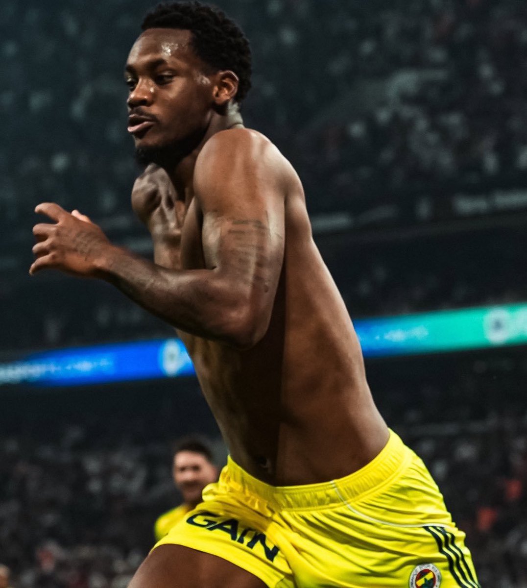 Baktık Duran soyunuyor, tişört atlet ne varsa yırtarak balkondan aşağı attık eş zamanlı