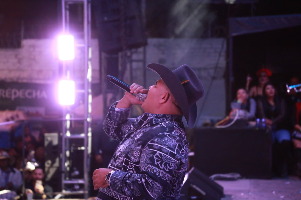 😅🎤 Anoche, <a href="/yochuylizarraga/">Chuy Lizarraga</a>  nos regaló un cierre que quedará pa’l recuerdo, puro orgullo ganadero, pura fiesta mexicana 🇲🇽🐂

Miles de jaliscienses llenamos el Lienzo Charro pa’ cantar, bailar y celebrar lo nuestro 💪🐴 Un cierre digno del REY DE LA GANADERA 👑🎤