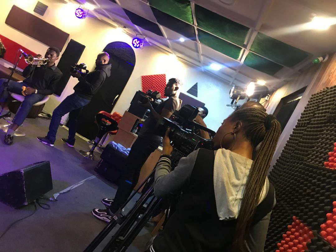 AdeolaAlfred41's tweet image. This is me, working, learning, and building the life I once imagined. 🎥🤍

#CreatingCalm 
#WorkModeActivated 
#HerCreativeWorld
#videographyislife 
#ladyinproduction
