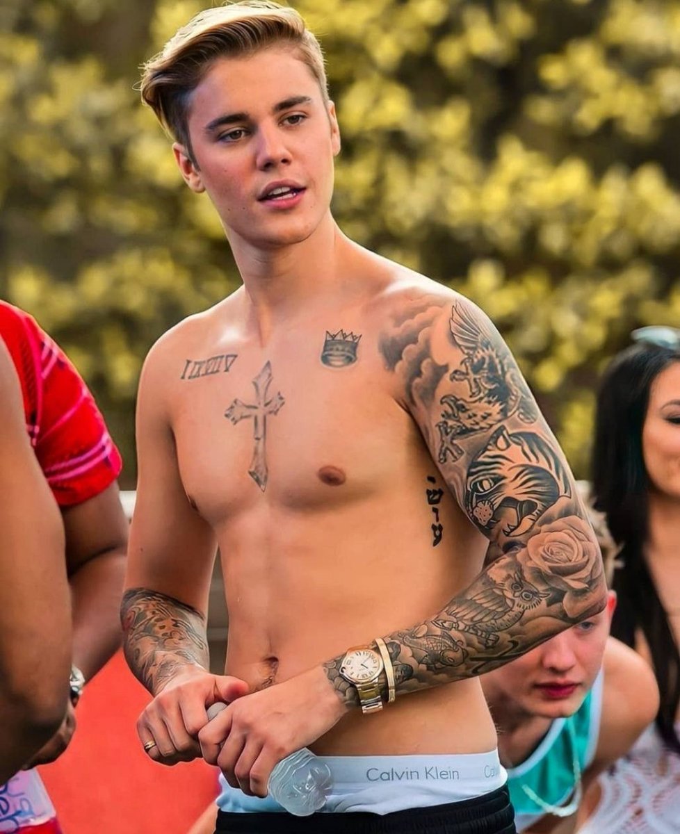 Justin Bieber pretty much looks like a Lesbian.