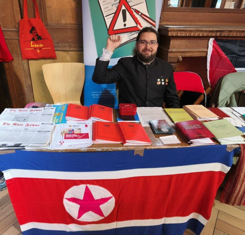 Die KFA Germany war mit einem Stand auf der Linken Literaturmesse vertreten. Viele Besucher interessierten sich für unsere Bücher und als Jeremy Bieringer einen Vortrag über "Volkskorea und der Kampf gegen den Revisionismus" hielt, war der Raum komplett gefüllt mit Interessierten