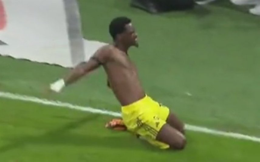 Bundan seneler önce 3 3 3 diye bağırdınız efsanemiz Alex de Souza çıktı isteğinizi kırmadı, bugün 3 3 3 diye bağırdınız revirden çıkan forvetimiz hayatının en güzel gollerinden birini atıp sizi yine kırmadı. 

BU BİR GELENEK.