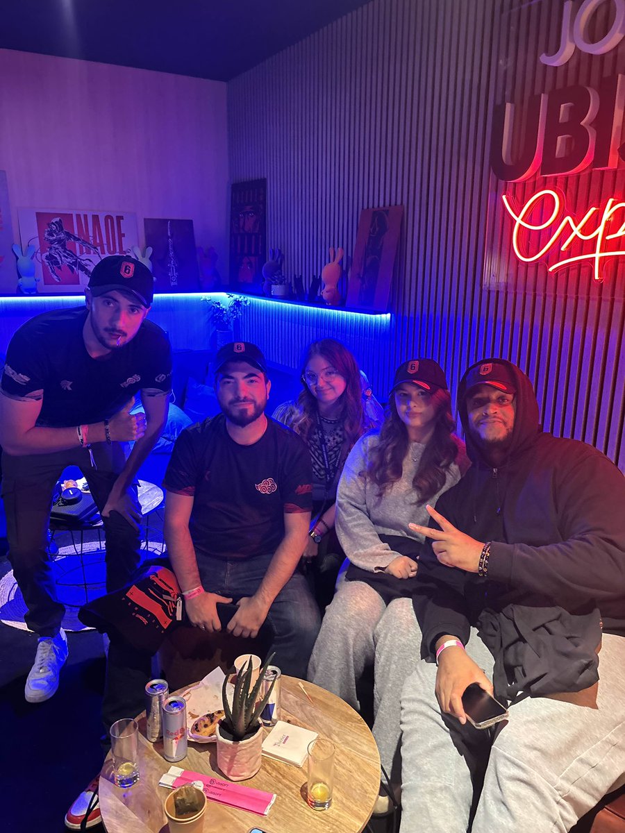 EagleBzz's tweet image. Merci à @Rainbow6FR pour cette invitation à la @ParisGamesWeek. De superbes rencontres avec une organisation et un programme au top. Merci aussi à @GameAnge @Ant1R6S @Stxrfyto @AFitiaaa @OneShooter_ @ptyyteconas @ptyyteConass @Draaxi_ @Nomeriis c’était bien drôle.❤️👍