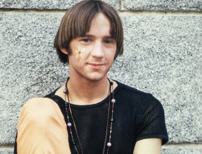 #SundaySillies ❤️~ptfb team

Q:  Why does Humpty Dumpty love the end of summer?
A:  Because he always has a great fall.

Q:  When should you make a jack-o-lantern?
A:  Whenever you can carve out the time.

Q:  How can you tell when winter is here?
A:   It’s after autumn leaves.